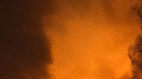 Miles de personas han tenido que ser evacuadas mientras el fuego se sigue expandiendo.