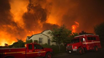 Miles de personas han tenido que ser evacuadas mientras el fuego se sigue expandiendo.