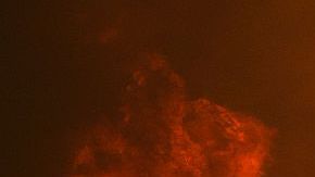 Las llamas se cierran sobre las casas cerca de Santa Clarita, en California.