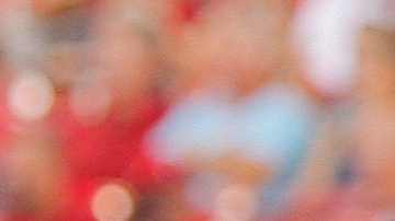 Adrián González es felicitado en la caseta de los Dodgers luego de batear un jonrón con las bases llenas en la primera entrada.