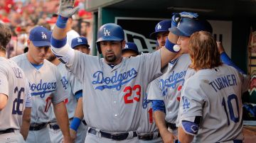Adrián González es felicitado en la caseta de los Dodgers luego de batear un jonrón con las bases llenas en la primera entrada.