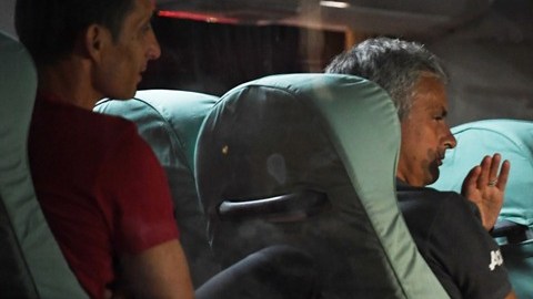 José Mourinho, técnico del Manchester United, se despide de los aficionados a las afueras del estadio olímpico de Pekín.