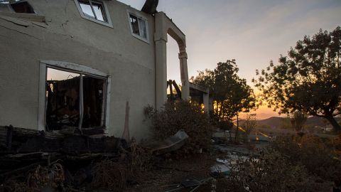 Ruinas de una casa destruida por el incendio en Santa Clarita.