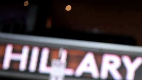 Simpatizante demócrata sostiene cartón con cara de Hillary Clinton, candidata demócrata a la presidencia de EEUU.