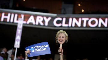 Simpatizante demócrata sostiene cartón con cara de Hillary Clinton, candidata demócrata a la presidencia de EEUU.