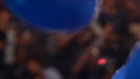 Hillary Clinton y su esposo Bill Clinton, saludan a los delegados a la Convención Nacional Democrática.