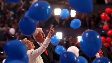 Hillary Clinton y su esposo Bill Clinton, saludan a los delegados a la Convención Nacional Democrática.