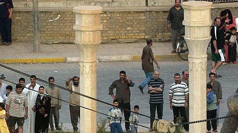 Estatua derribada durante la invasión a Irak.