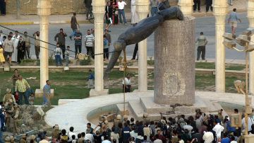 Estatua derribada durante la invasión a Irak.