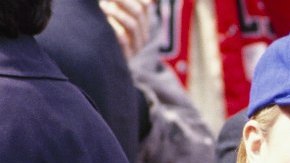La foto es de un juego entre los Chicago Cubs y los Yankees de Nueva York en 1994. Hillary Rodham Clinton eligió ponerse la gorra de los Cachorros.