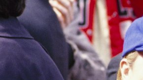 La foto es de un juego entre los Chicago Cubs y los Yankees de Nueva York en 1994. Hillary Rodham Clinton eligió ponerse la gorra de los Cachorros.