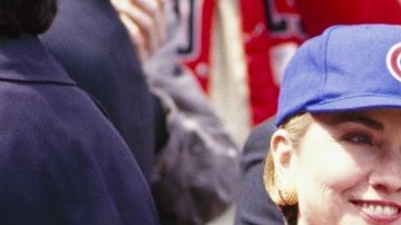 La foto es de un juego entre los Chicago Cubs y los Yankees de Nueva York en 1994. Hillary Rodham Clinton eligió ponerse la gorra de los Cachorros.