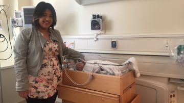 Gina y su hijo recién nacido, Alejandro. A pesar que su bebé presentó complicaciones por nacer prematuro, la madre dice que la atención en el hospital fue de primera clase.
