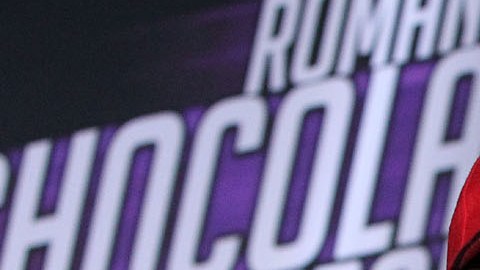 Román "Chocolatito" González, de NIcaragua, y Carlos Cuadras, de México, posan el lunes en Los Ángeles al anunciar su pelea de campeonato mundial supermosca.