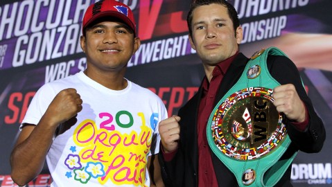 Román "Chocolatito" González, de NIcaragua, y Carlos Cuadras, de México, posan el lunes en Los Ángeles al anunciar su pelea de campeonato mundial supermosca.
