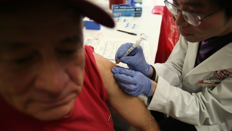 Cada año, miles de adultos en Estados Unidos se enferman, son hospitalizados e incluso fallecen a causa de enfermedades que se pueden prevenir con las vacunas.