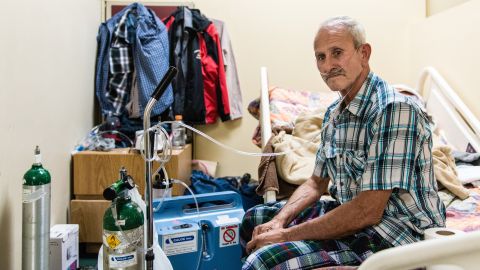 Victor Ramirez, de 61 años,  es uno de los beneficiados de la transformación de moteles.
