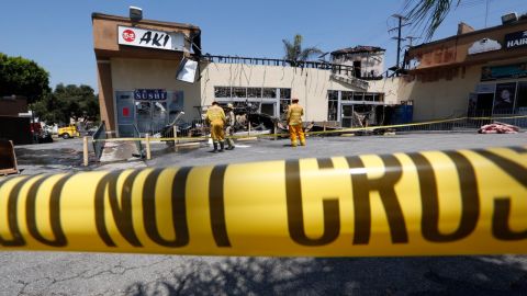 Unos tres negocios fueron completamente destruidos, mientras que los otros dos también resultaron dañados.