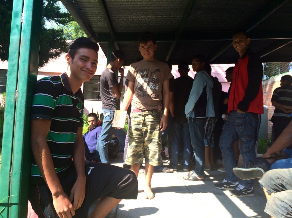 Un grupo de adolescentes al interior del albergue "Adolescentes en el Camino".