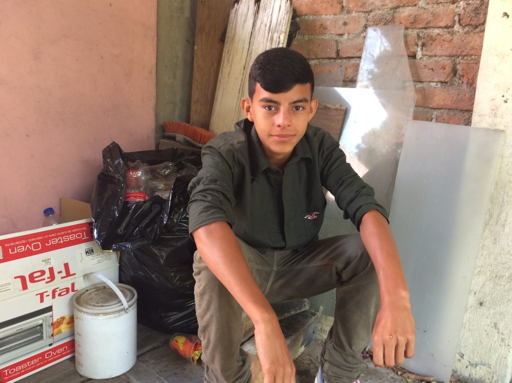 Uno de los migrantes más jóvenes del albergue, es hondureño y tiene 14 años.