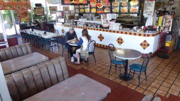 El restaurante Sam’s Burgers de Pico Rivera es uno de los impactados por una obra de remodelación