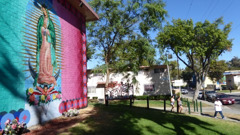 Después del arresto de siete miembros de la pandilla Big Hazard, acusados de incendiar tres viviendas de afroamericanos en 2014, se experimenta una tensa calma en el complejo Ramona Gardens.