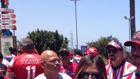 Los aficionados llegaron el domingo al StubHub Center de Carson, en Los Ángeles, para ver Chivas-Veracruz y Tigres-Pachuca. Esta pareja viajó desde San José, California.