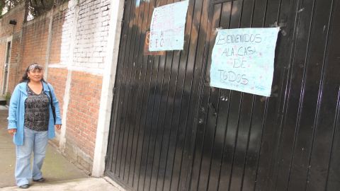 Una vecina de la colonia El Recreo, en la Ciudad de México, pasa por el albergue para Adolescentes Migrantes .