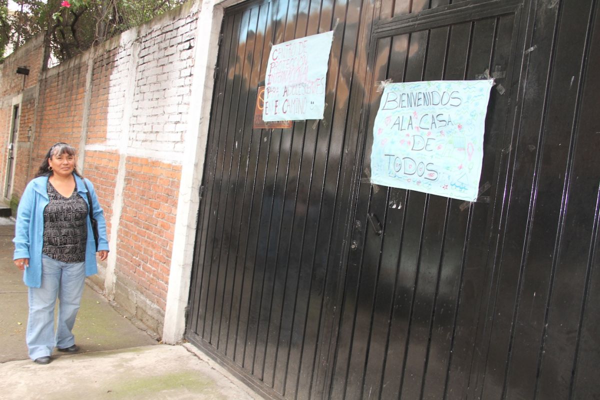 Una vecina de la colonia El Recreo, en la Ciudad de México, pasa por el albergue para Adolescentes Migrantes .