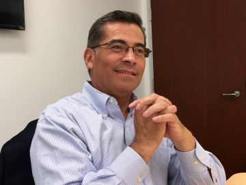 El congresista Xavier Becerra en una reunión con la junta de editores de La Opinión dice que si Hillary Clinton es la presidenta de Estados Unidos habría un cambio real en el país. (Araceli Martínez/La Opinión).
