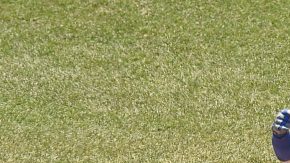 Justin Turner dispara uno de sus dos jonrones contra el pitcher de Washington Stephen Strasburg, quien perdió lo invicto en la temporada.