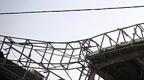 Las llamas se extendieron por los edificios y dejaron a las personas atrapadas.