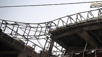 Las llamas se extendieron por los edificios y dejaron a las personas atrapadas.