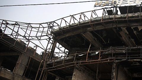 Las llamas se extendieron por los edificios y dejaron a las personas atrapadas.