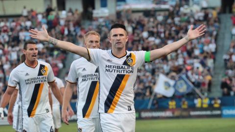 El irlandés Robbie Keane, en su primer regreso tras jugar la Euro, celebra su golazo que abrió el camino del Galaxy.