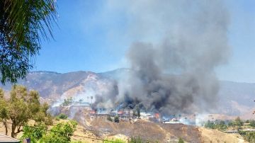 Un incendio cobró fuerza rápidamente y quemó 5 viviendas en San Bernardino.