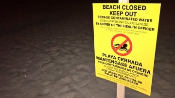 Las autoridades de Long Beach decidieron cerrar las playas mientras revisan la calidad del agua en el mar. /ABC7