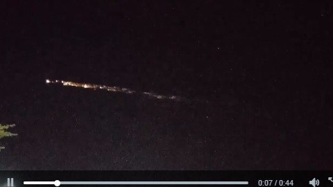 Varios rayos de luz cruzaron el cielo angelino la noche del miércoles.