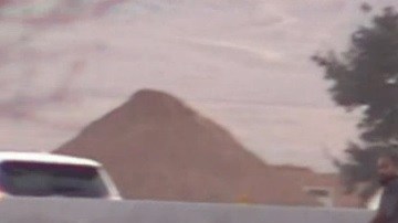 El hombre, no identificado, fue captado con rifle en mano sobre la autopista 215.