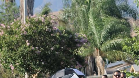 Decenas de personas se dieron cita la tarde del jueves para marchar y pedir la paz en San Bernardino. /ALEJANDRO CANO, ESPECIAL PARA LA OPINIÓN