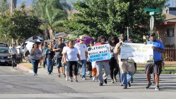 Decenas de personas se dieron cita la tarde del jueves para marchar y pedir la paz en San Bernardino. /ALEJANDRO CANO, ESPECIAL PARA LA OPINIÓN