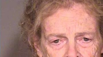 Mary Karacas de 75 años fue encarcelada por el Departamento de Policía de Simi Valey con cargos de homicidio.