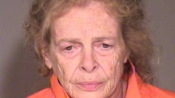 Mary Karacas de 75 años fue encarcelada por el Departamento de Policía de Simi Valey con cargos de homicidio.