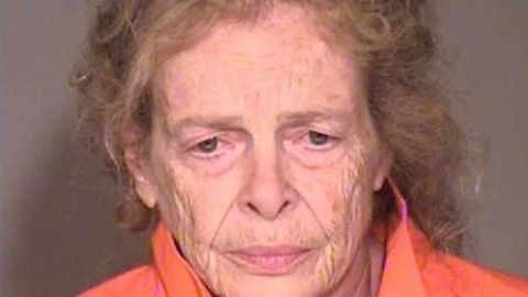 Mary Karacas de 75 años fue encarcelada por el Departamento de Policía de Simi Valey con cargos de homicidio.