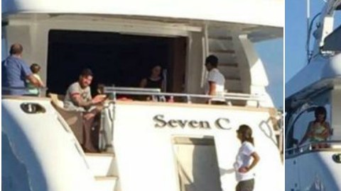 Messi en su yate con rostro de sorpresa.