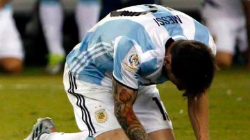 Lionel Messi agachado