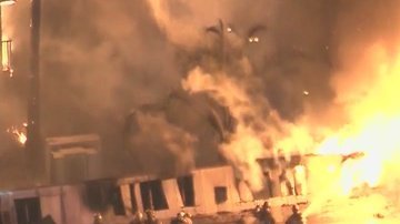 Bomberos luchan contra las llamas en el techo del motel. /FOX 11 LOS ANGELES