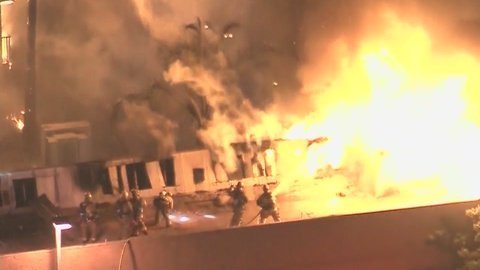 Bomberos luchan contra las llamas en el techo del motel. /FOX 11 LOS ANGELES