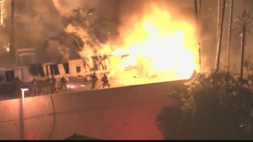 Bomberos luchan contra las llamas en el techo del motel. /FOX 11 LOS ANGELES
