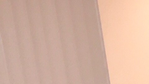 Una mujer duerme en una biblioteca de Los Ángeles, resguardándose de las altas temperaturas.